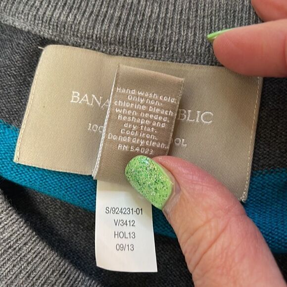 Banana Republic merino wool sweater.  Size medium.  Metallic silver threads. - Picture 5 of 5